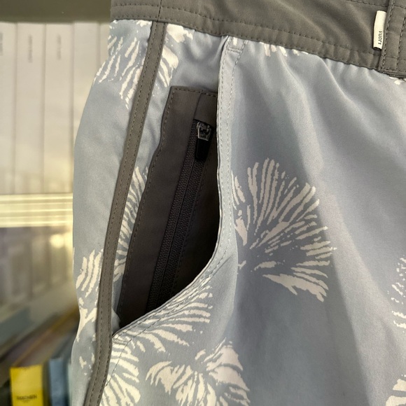Vuori‎ Cruise Board Shorts Men Size 30 Gray Abstract Athleisure Swim - Picture 4 of 9
